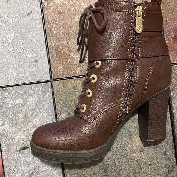 Woman’s Boots - Picture 2 of 8